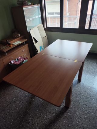 2 mesas de madera redondas