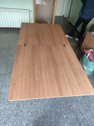 2 mesas de madera redondas