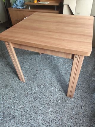 2 mesas de madera redondas