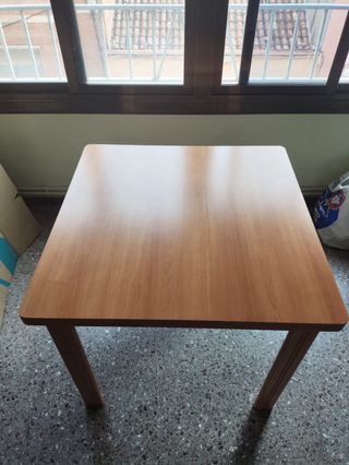 2 mesas de madera redondas