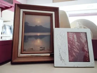 Foto di Marcos, vaso, piatti decorativi, candele..