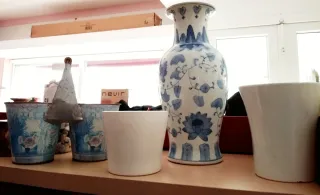 Foto di Marcos, vaso, piatti decorativi, candele..