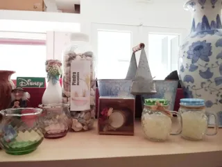 Foto di Marcos, vaso, piatti decorativi, candele..