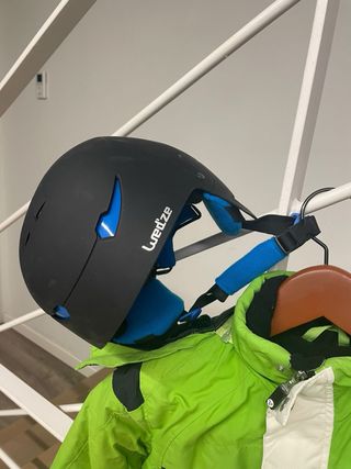 Anorak, pantaloni, scarponi, scarponi e casco