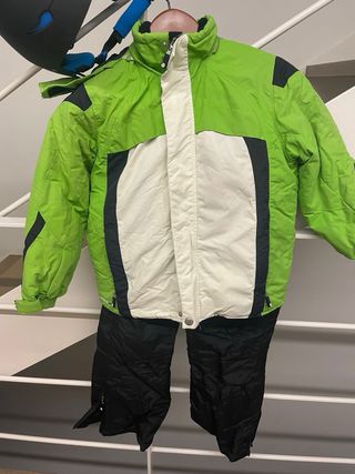 Anorak, pantaloni, scarponi, scarponi e casco