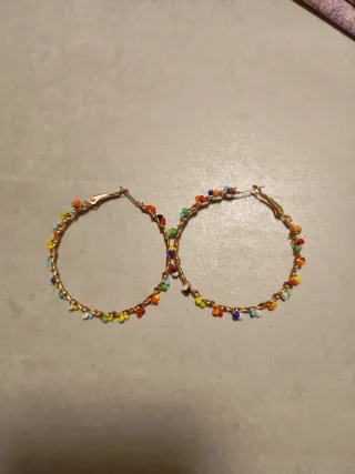 Aros dorados con cuentas de colores