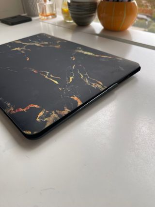 Funda MacBook Air 13 mármol oscuro dorado