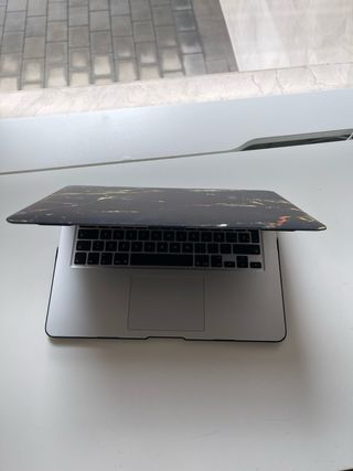 Funda MacBook Air 13 mármol oscuro dorado