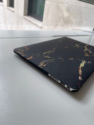 Funda MacBook Air 13 mármol oscuro dorado