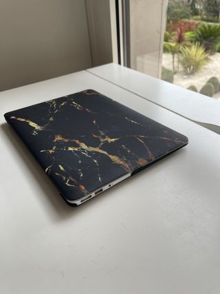 Funda MacBook Air 13 mármol oscuro dorado