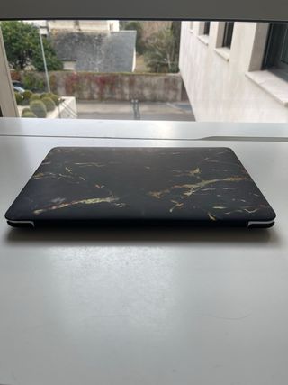 Funda MacBook Air 13 mármol oscuro dorado