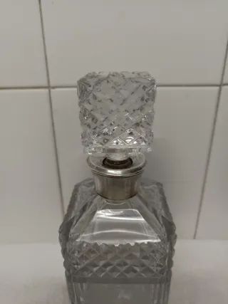 Licorera antigua de cristal tallado