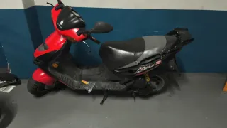 Suzuki K50 Scooter Roja y Negra