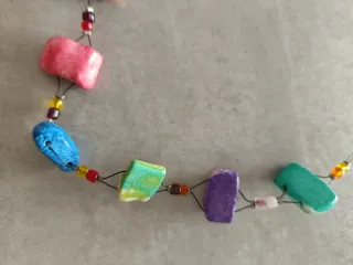 Conjunto collar y pendientes largos multicolor