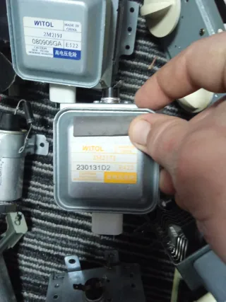 Componenti per microonde: magnetron, condensatore, ventilatore, luci