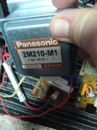 Componenti per microonde: magnetron, condensatore, ventilatore, luci