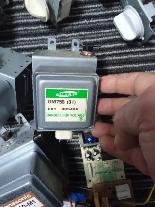 Componenti per microonde: magnetron, condensatore, ventilatore, luci