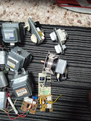 Componenti per microonde: magnetron, condensatore, ventilatore, luci