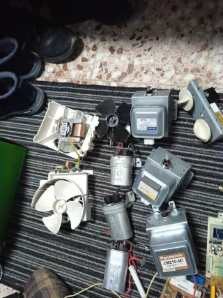 Componenti per microonde: magnetron, condensatore, ventilatore, luci