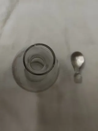 Licorera antigua tallada