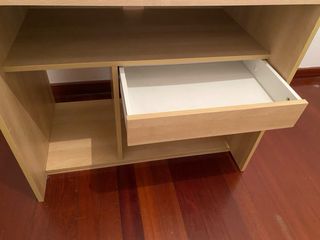 Mesa de ordenador de madera clara