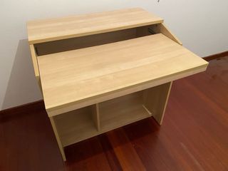 Mesa de ordenador de madera clara
