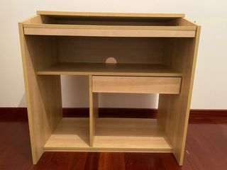 Mesa de ordenador de madera clara