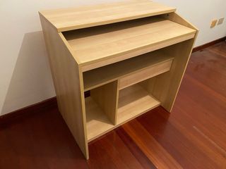 Mesa de ordenador de madera clara