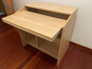 Mesa de ordenador de madera clara