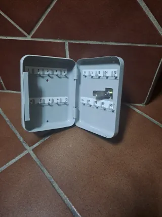 Caja de llaves metálica gris