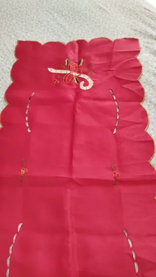 Set runner natalizio e centrotavola ricamato