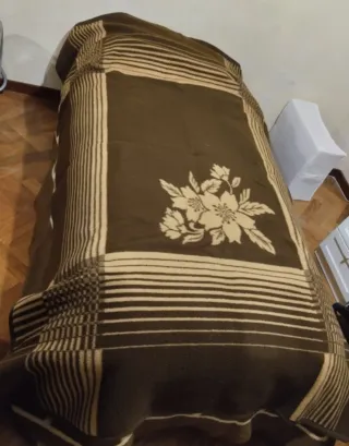 Manta marrón y beige