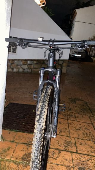 Bicicleta de montaña negra