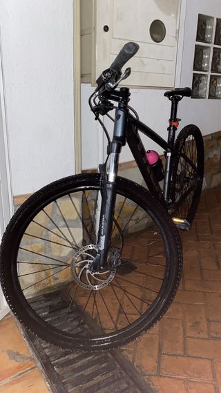 Bicicleta de montaña negra