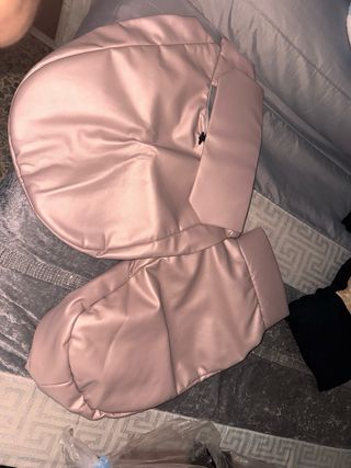 Carro de bebé rosa y dorado