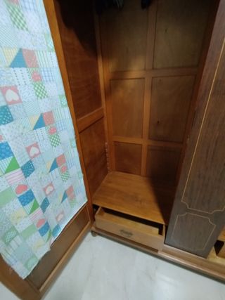 Armario de  madera de 2 puertas marrón y tela