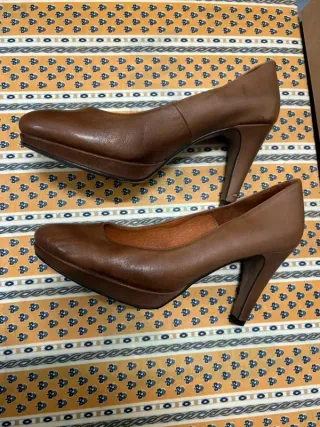 Zapatos de tacón marrones para mujer