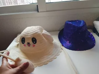 Gorros divertidos beige y morado