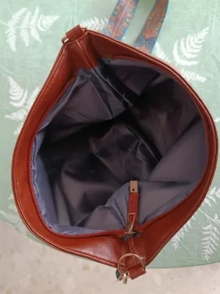 Bolso marrón con correa multicolor