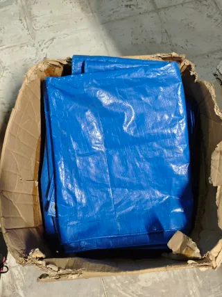 Varios toldos azules de plástico