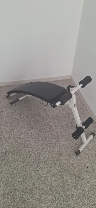 Máquina, bancos de pesas y material gimnasio.