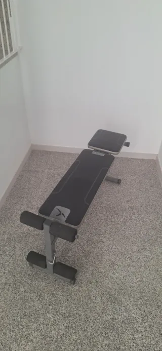 Máquina, bancos de pesas y material gimnasio.