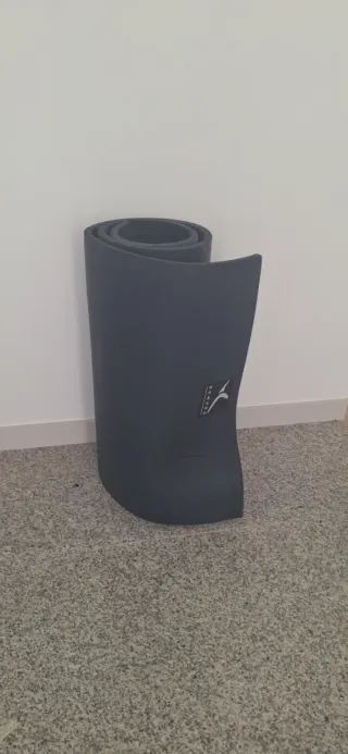 Máquina, bancos de pesas y material gimnasio.