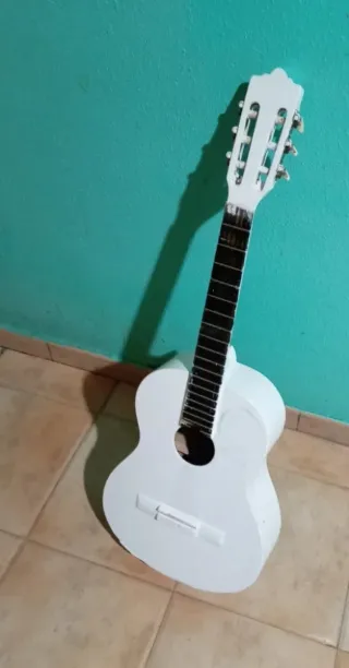 Guitarra blanca marca sonora