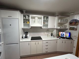 Muebles de cocina beige y blanco