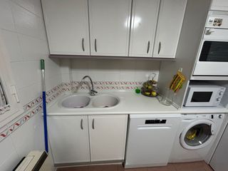 Muebles de cocina beige y blanco