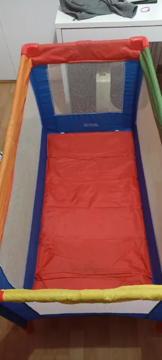 Cuna de viaje para bebé.