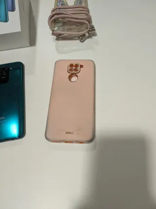 Xiaomi Redmi Note 9 con accesorios