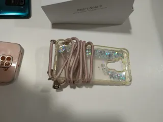 Xiaomi Redmi Note 9 con accesorios