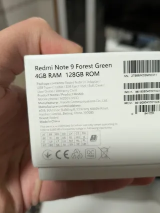 Xiaomi Redmi Note 9 con accesorios